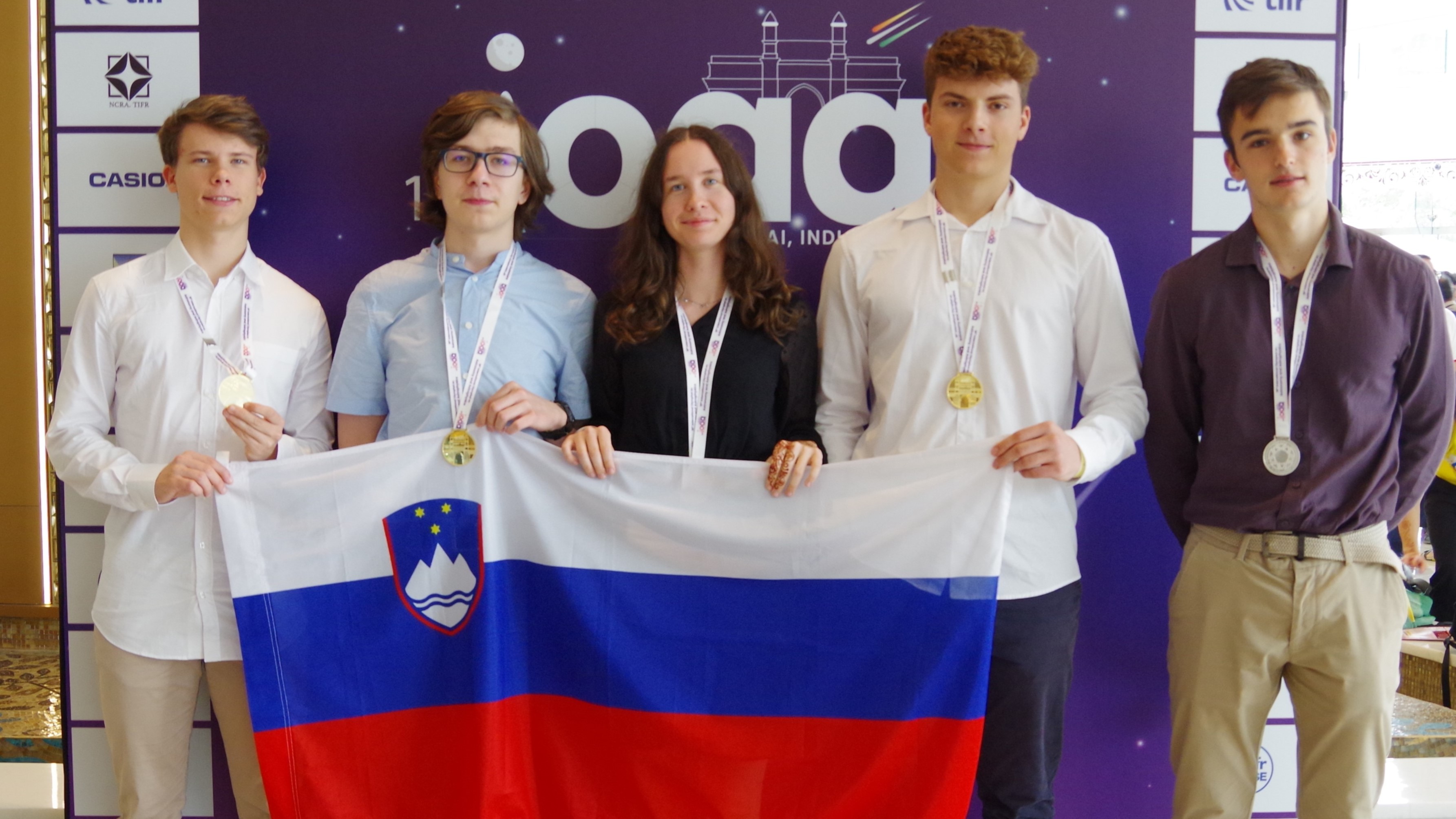 IOAA25-ekipa-po-podelitvi-crop